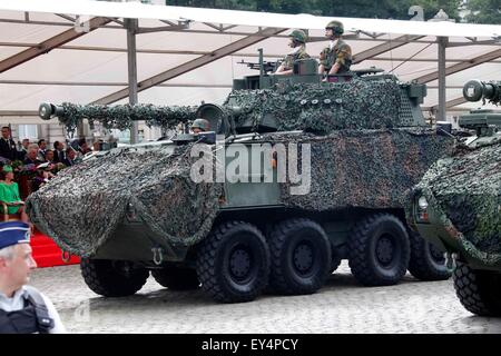 Bruxelles, Belgique. 21 juillet, 2015. Des soldats sur un véhicule blindé prendre part à la Journée nationale de parade militaire à Bruxelles, Belgique, le 21 juillet 2015. Credit : Wang Xiaojun/Xinhua/Alamy Live News Banque D'Images