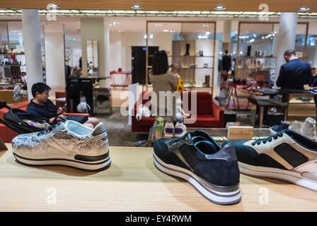 Paris, France, détail, Inside Shoes Store, Luxury Fashion Brands Shopping Chaussures, Grand magasin français, « le bon marché » au bon marché, vente de chaussures de créateurs magasin de chaussures Banque D'Images