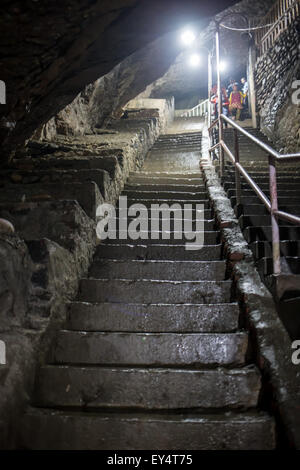 Grotte sombre avec l'homme d'ossature Banque D'Images