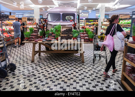 Paris, France, Women Shopping, fruits frais exposés dans les magasins de luxe dans les grands magasins français, « le bon marché », « la Grande épicerie de Paris », à l'intérieur du supermarché, affichage du magasin de design d'intérieur Banque D'Images