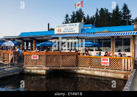 Le dinghy dock pub flottant sur l'île Protection, Nanaimo, Canada Banque D'Images