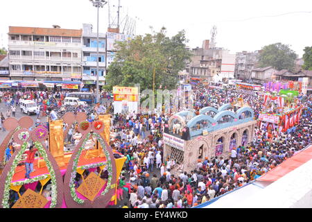 AHMEDABAD, Gujarat/INDE - grande quantité de personnes prenant part à Rath Yatra à Ahmedabad, Gujarat- l'Inde. Banque D'Images