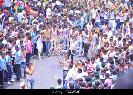 AHMEDABAD, Gujarat/INDE - grande quantité de personnes prenant part à Rath Yatra à Ahmedabad, Gujarat- l'Inde. Banque D'Images