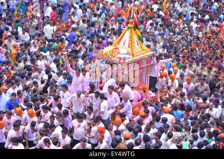 AHMEDABAD, Gujarat/INDE - grande quantité de personnes prenant part à Rath Yatra à Ahmedabad, Gujarat- l'Inde. Banque D'Images