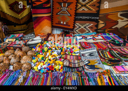 Des souvenirs locaux à la vente sur un stand au marché du weekend. Otavalo, Équateur. Banque D'Images