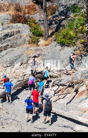 Les gens sur les rochers et la plage de Lighthouse Park dans l'ouest de Vancouver, Canada Banque D'Images