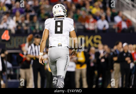 21 juillet 2015 - Fichier - gagnant du Trophée Heisman MARCUS MARIOTA a signé un contrat avec le Tennessee Titans mardi, devenant le dernier de la NFL's premier tour de draft picks pour finaliser son accord. L'ancien quart-arrière de l'Oregon devrait commencer immédiatement, avec l'échéancier du contrat maintenant le n°2 de sélection sur la voie pour ouvrir la saison 13 Septembre à Tampa Bay. Washington n'a pas annoncé le plan financier mais a dit qu'il a signé pour quatre ans. Sur la photo : le 12 janvier 2015, à Arlington, Texas - Oregon quarterback Marcus Mariota (8) pendant l'échauffements arborant avant de jouer dans l'état de l'Ohio C Banque D'Images