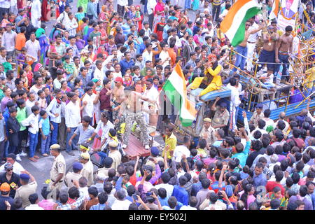 AHMEDABAD, Gujarat/INDE - grande quantité de personnes prenant part à Rath Yatra à Ahmedabad, Gujarat- l'Inde. Banque D'Images