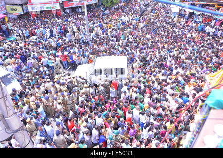 AHMEDABAD, Gujarat/INDE - grande quantité de personnes prenant part à Rath Yatra à Ahmedabad, Gujarat- l'Inde. Banque D'Images