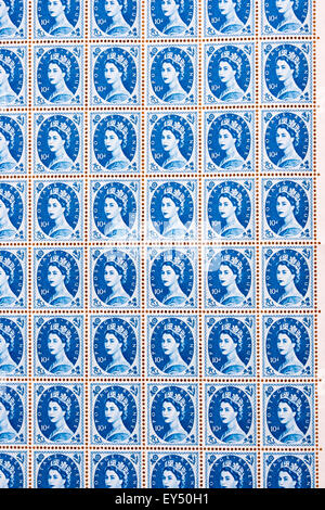La feuille de timbres-poste. Vers 1950, la reine Elizabeth 10d 'bleu' wilding timbre question. En usage de 1952 à 1967. Iconiques. Banque D'Images