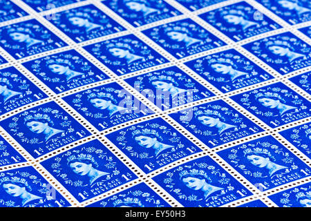 La feuille de timbres-poste. Vers 1950, la reine Elizabeth 1d blue 'wilding' timbre question. En usage de 1952 à 1967. Iconiques. Banque D'Images