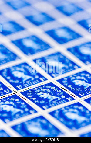 La feuille de timbres-poste. Vers 1950, la reine Elizabeth 1d blue 'wilding' timbre question. En usage de 1952 à 1967. Iconiques. Banque D'Images