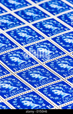 La feuille de timbres-poste. Vers 1950, la reine Elizabeth 1d blue 'wilding' timbre question. En usage de 1952 à 1967. Iconiques. Banque D'Images
