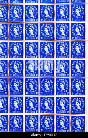 La feuille de timbres-poste. Vers 1950, la reine Elizabeth 1d blue 'wilding' timbre question. En usage de 1952 à 1967. Iconiques. Banque D'Images