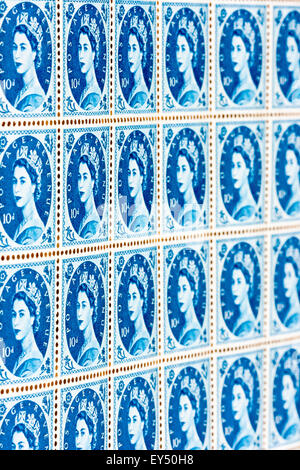 La feuille de timbres-poste. Vers 1950, la reine Elizabeth 10d 'bleu' wilding timbre question. En usage de 1952 à 1967. Iconiques. Banque D'Images