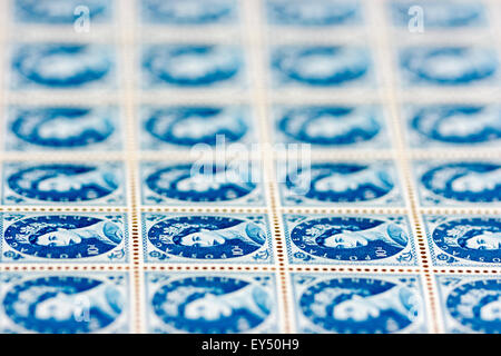 La feuille de timbres-poste. Vers 1950, la reine Elizabeth 10d 'bleu' wilding timbre question. En usage de 1952 à 1967. Iconiques. Banque D'Images