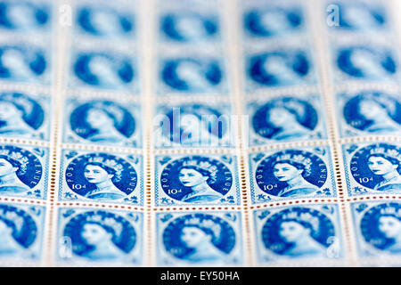 La feuille de timbres-poste. Vers 1950, la reine Elizabeth 10d 'bleu' wilding timbre question. En usage de 1952 à 1967. Iconiques. Banque D'Images