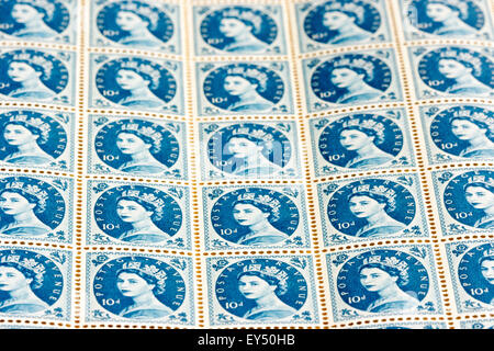 La feuille de timbres-poste. Vers 1950, la reine Elizabeth 10d 'bleu' wilding timbre question. En usage de 1952 à 1967. Iconiques. Banque D'Images