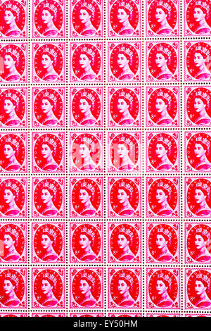 La feuille de timbres-poste. Vers 1950, la reine Elizabeth 8d couleur rose 'wilding' émission de timbres définitifs. En usage de 1952 à 1967. Iconiques. Banque D'Images