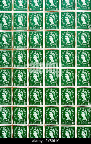 La feuille de timbres-poste. Vers 1950, la reine Elizabeth 1½d vert 'wilding' émission de timbres définitifs. En usage de 1952 à 1967. Banque D'Images