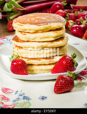Crêpes aux fraises sur plaque blanche empilés Banque D'Images
