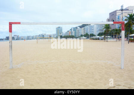 Soccer ou de football but sur la plage. Banque D'Images