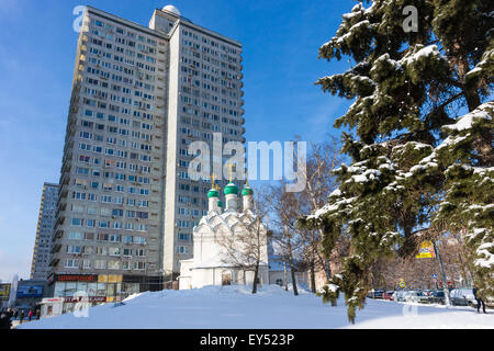 Ancienne église de Saint Siméon le stylite par le chef de la nouvelle rue Arbat, dans le contexte de l'époque soviétique, les bâtiments résidentiels Banque D'Images