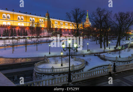 Manege square et Jardin Alexandre de Kremlin de Moscou en hiver. Troitskaya (Trinity) tour dans l'arrière-plan Banque D'Images