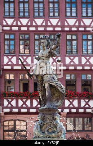 Justitia Fontaine, Gerechtigkeitsbrunnen ou source de la Justice, la Place Römerberg, centre historique, Frankfurt am Main, Hesse Banque D'Images