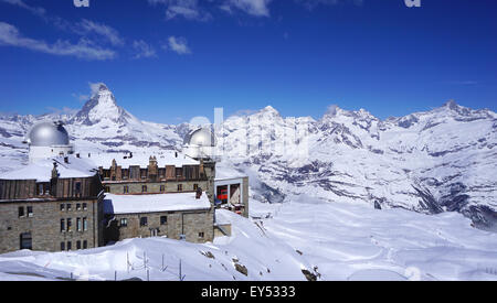 La gare de Gornergrat et Matterhorn peak dans l'arrière-plan, Zermatt, Suisse Banque D'Images