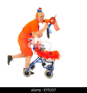 Funny senior femme en tant que supporteur de football néerlandais avec walker Banque D'Images