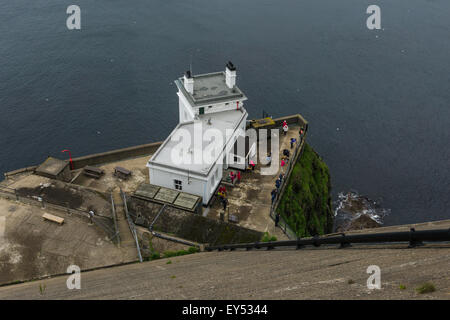 Lumière sur le phare de l'ouest de l'île de Rathlin Banque D'Images