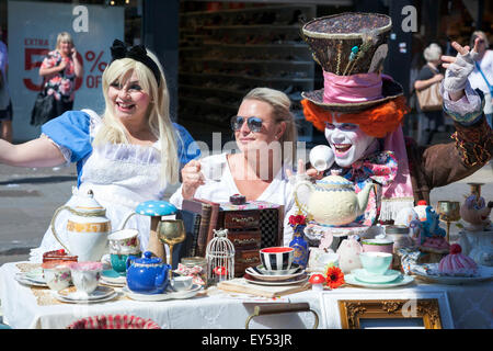 Alice in Wonderland dress up sur Camden High Street - London, UK Banque D'Images