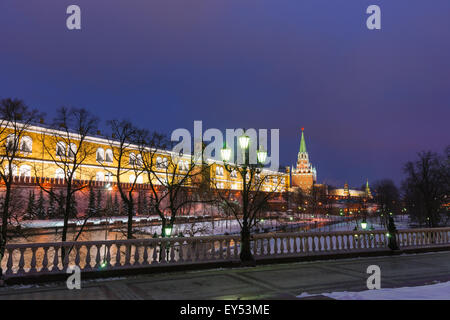 Manege square et Jardin Alexandre de Kremlin de Moscou en hiver. Troitskaya (Trinity) tour dans l'arrière-plan Banque D'Images