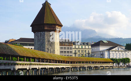 Voir l'historique du Pont de la chapelle en bois à Lucerne, Suisse Banque D'Images