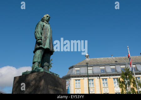 Norvège, Tromso. Statue du célèbre l'explorateur polaire Roald Amundsen, en face de la Norvège du Nord Art Museum. Banque D'Images