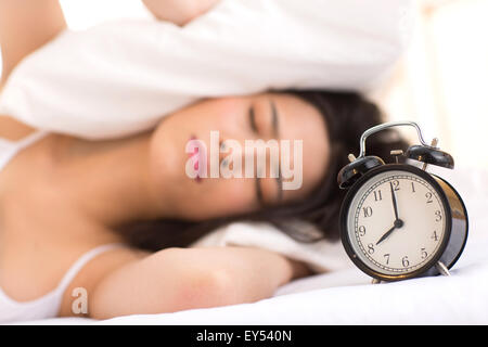 Jeune femme dormant dans la chambre à coucher Banque D'Images