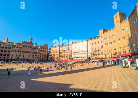 Sienne, ITALIE - Le 26 octobre 2014 : les touristes profiter de la place Piazza del Campo à Sienne, Italie. Banque D'Images