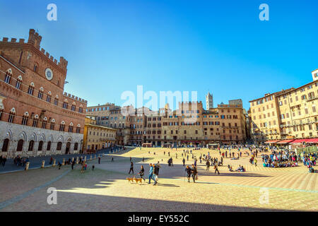 Sienne, ITALIE - Le 26 octobre 2014 : les touristes profiter de la place Piazza del Campo à Sienne, Italie. Banque D'Images