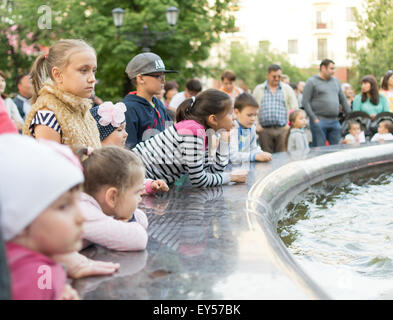 Groupe d'enfants et les familles l'observation d'un affichage de la fontaine chantante à Ufa en Russie en juillet 2015 Banque D'Images