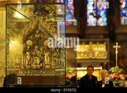 Aix-la-Chapelle, Allemagne. 22 juillet, 2015. Les membres du diocèse avec le culte de Charlemagne à sa nouvelle place au sein de la cathédrale d'Aix à Aix-la-Chapelle, Allemagne, 22 juillet 2015. Le sanctuaire de Charlemagne a été déplacé de la chorale hall revient à son emplacement initial dans la structure centrale de la cathédrale d'Aix. Photo : OLIVER BERG/dpa/Alamy Live News Banque D'Images