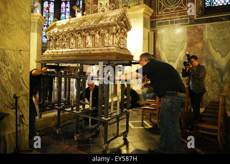 Aix-la-Chapelle, Allemagne. 22 juillet, 2015. Les membres du diocèse avec le culte de Charlemagne à sa nouvelle place au sein de la cathédrale d'Aix à Aix-la-Chapelle, Allemagne, 22 juillet 2015. Le sanctuaire de Charlemagne a été déplacé de la chorale hall revient à son emplacement initial dans la structure centrale de la cathédrale d'Aix. Photo : OLIVER BERG/dpa/Alamy Live News Banque D'Images