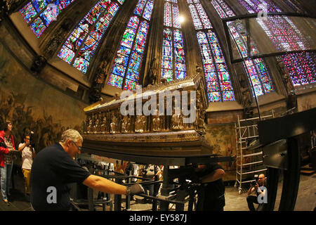 Aix-la-Chapelle, Allemagne. 22 juillet, 2015. Le maître architecte de la Cathédrale de Mayence Helmut (l) pousse le culte de Charlemagne dans sa nouvelle place au sein de la cathédrale d'Aix à Aix-la-Chapelle, Allemagne, 22 juillet 2015. Le sanctuaire de Charlemagne a été déplacé de la chorale hall revient à son emplacement initial dans la structure centrale de la cathédrale d'Aix. Photo : OLIVER BERG/dpa/Alamy Live News Banque D'Images