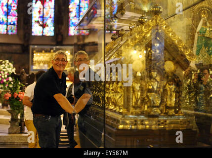 Aix-la-Chapelle, Allemagne. 22 juillet, 2015. Le maître architecte de la Cathédrale de Mayence avec Helmut le Sanctuaire de Charlemagne à sa nouvelle place au sein de la cathédrale d'Aix à Aix-la-Chapelle, Allemagne, 22 juillet 2015. Le sanctuaire de Charlemagne a été déplacé de la chorale hall revient à son emplacement initial dans la structure centrale de la cathédrale d'Aix. Photo : OLIVER BERG/dpa/Alamy Live News Banque D'Images