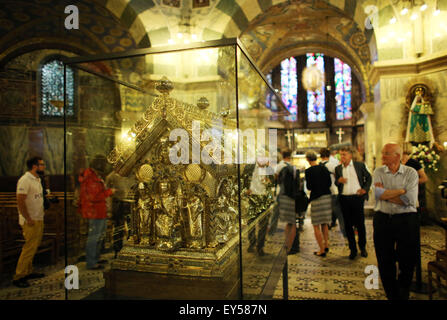 Aix-la-Chapelle, Allemagne. 22 juillet, 2015. Le Diocèse de travailleurs avec le culte de Charlemagne à sa nouvelle place au sein de la cathédrale d'Aix à Aix-la-Chapelle, Allemagne, 22 juillet 2015. Le sanctuaire de Charlemagne a été déplacé de la chorale hall revient à son emplacement initial dans la structure centrale de la cathédrale d'Aix. Photo : OLIVER BERG/dpa/Alamy Live News Banque D'Images