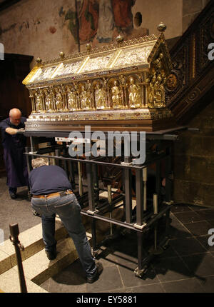 Aix-la-Chapelle, Allemagne. 22 juillet, 2015. Les membres du diocèse avec le culte de Charlemagne à sa nouvelle place au sein de la cathédrale d'Aix à Aix-la-Chapelle, Allemagne, 22 juillet 2015. Le sanctuaire de Charlemagne a été déplacé de la chorale hall revient à son emplacement initial dans la structure centrale de la cathédrale d'Aix. Photo : OLIVER BERG/dpa/Alamy Live News Banque D'Images