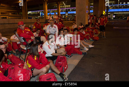 Los Angeles, USA. 21 juillet, 2015. L'espagnol de l'équipe nationale pour 2015 Jeux olympiques spéciaux mondiaux d'attendre la navette de bus à l'Aéroport International de Los Angeles en Californie, aux États-Unis, le 21 juillet 2015. En raison de la défaillance des transports du Comité d'organisation de 2015 Jeux olympiques spéciaux mondiaux d'été, beaucoup d'équipes qui arrivent à l'aéroport égaré pendant un long moment. © Yang Lei/Xinhua/Alamy Live News Banque D'Images