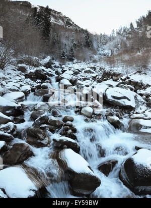 Avec un ruisseau Moraine en hiver montagne Banque D'Images