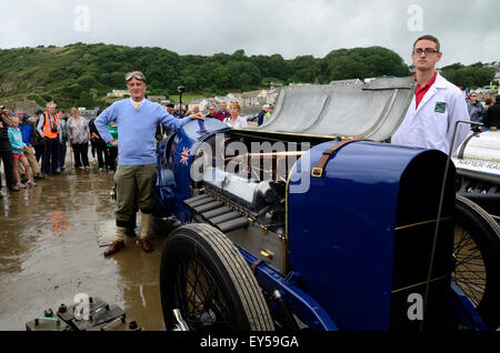 Don de galles petit-fils de Sir Campbell Malclom avec Blue Bird sunbeam voiture de course Pendine Sands Carmarthenshire Wales Banque D'Images