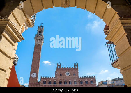 Sienne, ITALIE - Le 26 octobre 2014 : les touristes profiter de la place Piazza del Campo à Sienne, Italie. Banque D'Images